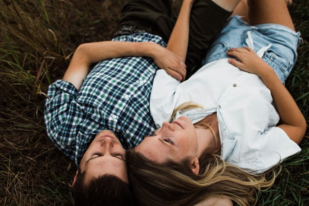 casual summer outfit inspiration for a Colorado engagement session